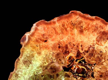 Kristal enine kesit arkaplanı. Doğal saydam agat kristal yüzey dilimi. Madenin makro yakın çekimi, soyut yapı