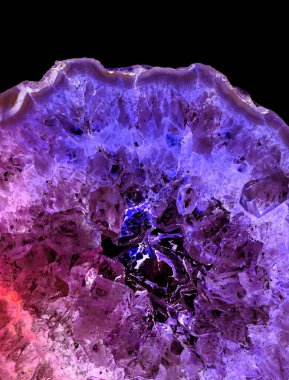 Kristal enine kesit arkaplanı. Doğal saydam agat kristal yüzey dilimi. Madenin makro yakın çekimi, soyut yapı