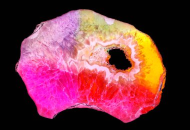 Kristal enine kesit arkaplanı. Doğal saydam agat kristal yüzey dilimi. Madenin makro yakın çekimi, soyut yapı