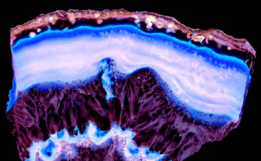 Kristal enine kesit arkaplanı. Doğal saydam agat kristal yüzey dilimi. Madenin makro yakın çekimi, soyut yapı