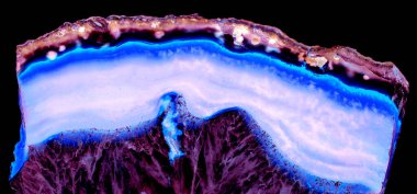 Kristal enine kesit arkaplanı. Doğal saydam agat kristal yüzey dilimi. Madenin makro yakın çekimi, soyut yapı