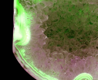 Kristal enine kesit arkaplanı. Doğal saydam agat kristal yüzey dilimi. Madenin makro yakın çekimi, soyut yapı