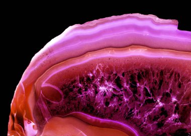 Kristal enine kesit arkaplanı. Doğal saydam agat kristal yüzey dilimi. Madenin makro yakın çekimi, soyut yapı