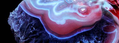 Kristal enine kesit arkaplanı. Doğal saydam agat kristal yüzey dilimi. Madenin makro yakın çekimi, soyut yapı