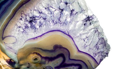 Kristal enine kesit arkaplanı. Doğal saydam agat kristal yüzey dilimi. Madenin makro yakın çekimi, soyut yapı