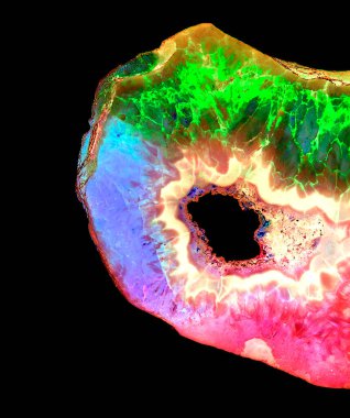 Kristal enine kesit arkaplanı. Doğal saydam agat kristal yüzey dilimi. Madenin makro yakın çekimi, soyut yapı