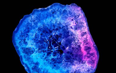 Kristal enine kesit arkaplanı. Doğal saydam agat kristal yüzey dilimi. Madenin makro yakın çekimi, soyut yapı