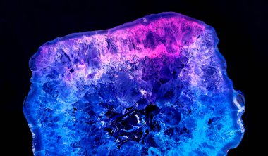 Kristal enine kesit arkaplanı. Doğal saydam agat kristal yüzey dilimi. Madenin makro yakın çekimi, soyut yapı