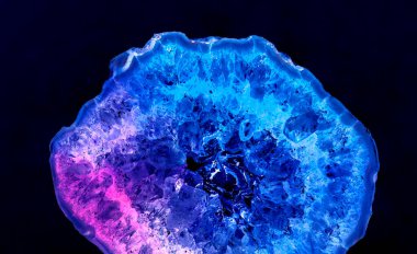 Kristal enine kesit arkaplanı. Doğal saydam agat kristal yüzey dilimi. Madenin makro yakın çekimi, soyut yapı