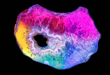 Kristal enine kesit arkaplanı. Doğal saydam agat kristal yüzey dilimi. Madenin makro yakın çekimi, soyut yapı