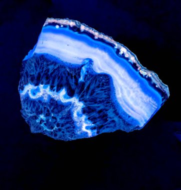 Kristal enine kesit arkaplanı. Doğal saydam agat kristal yüzey dilimi. Madenin makro yakın çekimi, soyut yapı