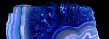 Kristal enine kesit arkaplanı. Doğal saydam agat kristal yüzey dilimi. Madenin makro yakın çekimi, soyut yapı