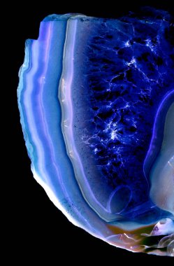 Kristal enine kesit arkaplanı. Doğal saydam agat kristal yüzey dilimi. Madenin makro yakın çekimi, soyut yapı