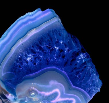 Kristal enine kesit arkaplanı. Doğal saydam agat kristal yüzey dilimi. Madenin makro yakın çekimi, soyut yapı