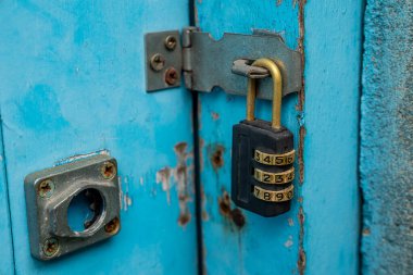 Kapı kombinasyonlu asma kilit