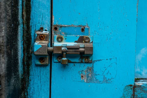 Metallriegel Mit Schloss Einer Holztür — Stockfoto