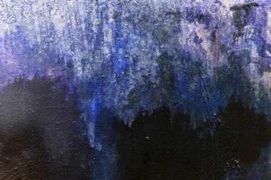 Yeşil yosun desenli eski gri taş duvar