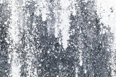 Yeşil yosun desenli eski gri taş duvar