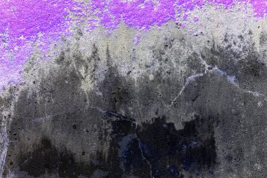 Yeşil yosun desenli eski gri taş duvar