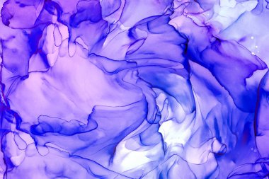 Alkol mürekkebinden yapılmış doğal akışkan sanat tablosu. Yumuşak, rüya gibi renkler. Aurora oluştur. Şeffaf dalgalı hatları ateşle.