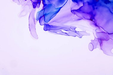 Alkol mürekkebinden yapılmış doğal akışkan sanat tablosu. Yumuşak, rüya gibi renkler. Aurora oluştur. Şeffaf dalgalı hatları ateşle.