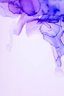 Alkol mürekkebinden yapılmış doğal akışkan sanat tablosu. Yumuşak, rüya gibi renkler. Aurora oluştur. Şeffaf dalgalı hatları ateşle.