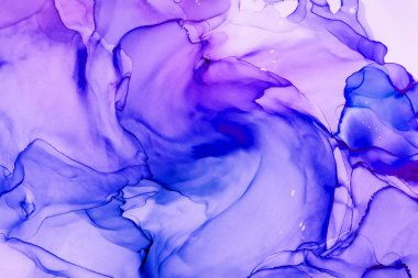 Alkol mürekkebinden yapılmış doğal akışkan sanat tablosu. Yumuşak, rüya gibi renkler. Aurora oluştur. Şeffaf dalgalı hatları ateşle.