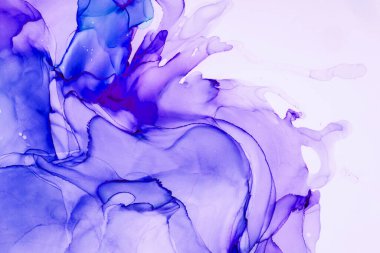 Alkol mürekkebinden yapılmış doğal akışkan sanat tablosu. Yumuşak, rüya gibi renkler. Aurora oluştur. Şeffaf dalgalı hatları ateşle.