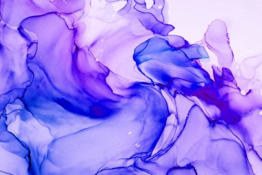 Alkol mürekkebinden yapılmış doğal akışkan sanat tablosu. Yumuşak, rüya gibi renkler. Aurora oluştur. Şeffaf dalgalı hatları ateşle.