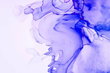 Alkol mürekkebinden yapılmış doğal akışkan sanat tablosu. Yumuşak, rüya gibi renkler. Aurora oluştur. Şeffaf dalgalı hatları ateşle.