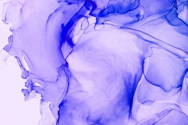 Alkol mürekkebinden yapılmış doğal akışkan sanat tablosu. Yumuşak, rüya gibi renkler. Aurora oluştur. Şeffaf dalgalı hatları ateşle.