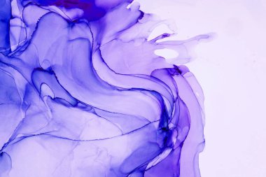 Alkol mürekkebinden yapılmış doğal akışkan sanat tablosu. Yumuşak, rüya gibi renkler. Aurora oluştur. Şeffaf dalgalı hatları ateşle.