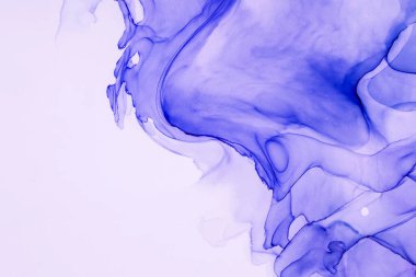 Alkol mürekkebinden yapılmış doğal akışkan sanat tablosu. Yumuşak, rüya gibi renkler. Aurora oluştur. Şeffaf dalgalı hatları ateşle.