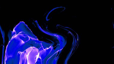 Alkol mürekkebinden yapılmış doğal akışkan sanat tablosu. Yumuşak, rüya gibi renkler. Aurora oluştur. Şeffaf dalgalı hatları ateşle.