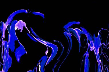 Alkol mürekkebinden yapılmış doğal akışkan sanat tablosu. Yumuşak, rüya gibi renkler. Aurora oluştur. Şeffaf dalgalı hatları ateşle.