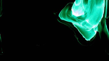 Alkol mürekkebinden yapılmış doğal akışkan sanat tablosu. Yumuşak, rüya gibi renkler. Aurora oluştur. Şeffaf dalgalı hatları ateşle.