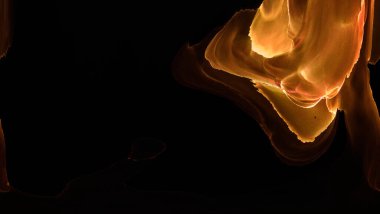 Alkol mürekkebinden yapılmış doğal akışkan sanat tablosu. Yumuşak, rüya gibi renkler. Aurora oluştur. Şeffaf dalgalı hatları ateşle.