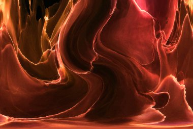 Alkol mürekkebinden yapılmış doğal akışkan sanat tablosu. Yumuşak, rüya gibi renkler. Aurora oluştur. Şeffaf dalgalı hatları ateşle.