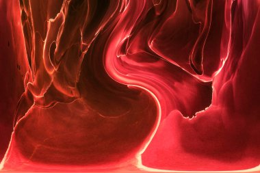 Alkol mürekkebinden yapılmış doğal akışkan sanat tablosu. Yumuşak, rüya gibi renkler. Aurora oluştur. Şeffaf dalgalı hatları ateşle.