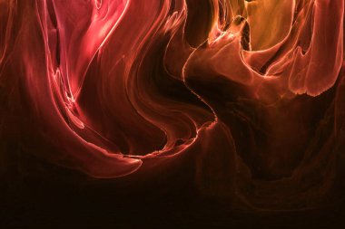 Alkol mürekkebinden yapılmış doğal akışkan sanat tablosu. Yumuşak, rüya gibi renkler. Aurora oluştur. Şeffaf dalgalı hatları ateşle.