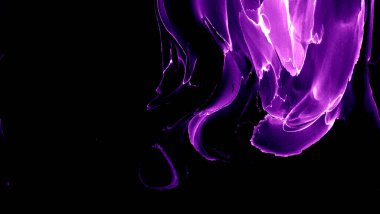 Alkol mürekkebi teknikli doğal akışkan resim. Yumuşak rüya renkleri şeffaf dalgalı çizgiler oluşturur.