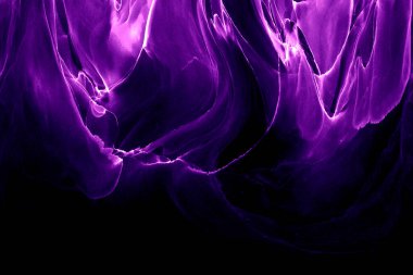 Alkol mürekkebi teknikli doğal akışkan resim. Yumuşak rüya renkleri şeffaf dalgalı çizgiler oluşturur.