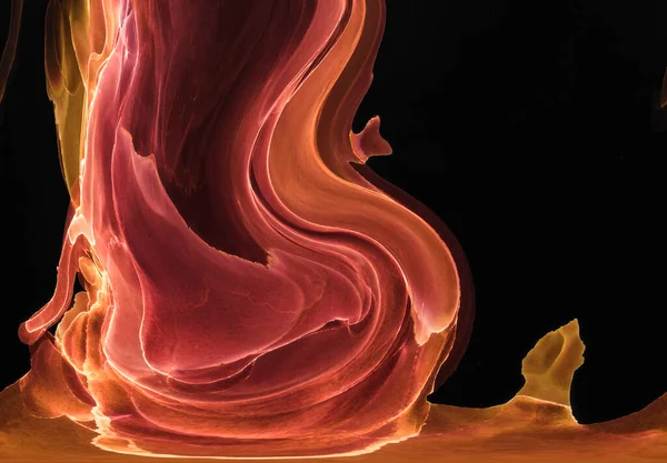 Alkol mürekkebinden yapılmış doğal akışkan sanat tablosu. Yumuşak, rüya gibi renkler. Aurora oluştur. Şeffaf dalgalı hatları ateşle.