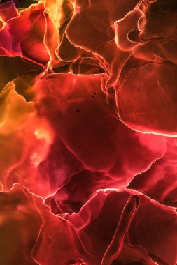 Alkol mürekkebinden yapılmış doğal akışkan sanat tablosu. Yumuşak, rüya gibi renkler. Aurora oluştur. Şeffaf dalgalı hatları ateşle.