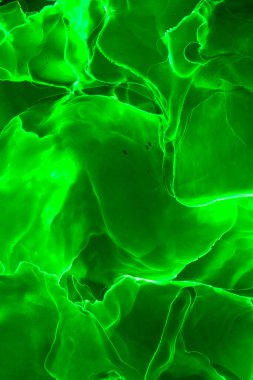 Alkol mürekkebi teknikli doğal akışkan resim. Yumuşak rüya renkleri şeffaf dalgalı çizgiler oluşturur.