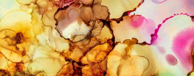 Alkol mürekkebi tekniğindeki doğal akışkan resim. Yumuşak rüya renkleri şeffaf dalgalı çizgiler oluşturur.