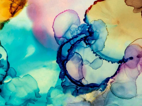 Alkol mürekkebi tekniğindeki doğal akışkan resim. Yumuşak rüya renkleri şeffaf dalgalı çizgiler oluşturur.