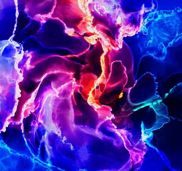 Alkol mürekkebi tekniğindeki doğal akışkan resim. Yumuşak rüya renkleri şeffaf dalgalı çizgiler oluşturur.