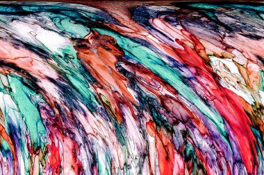 Alkol mürekkebi tekniğindeki doğal akışkan resim. Yumuşak rüya renkleri şeffaf dalgalı çizgiler oluşturur.