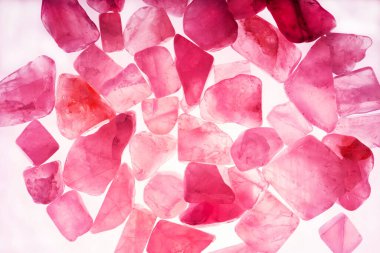 Pembe. Yeşil. Mavi. Mor. Kahverengi. Doğal Kuvars. Buz küpü biçimi arkaplanı